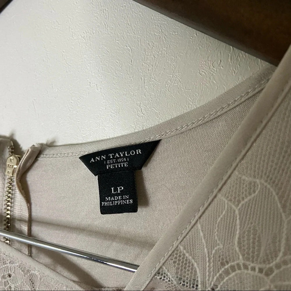 Cream Lace Short Sleeve Top Large Petite Zipper Back Classic Ann Taylor Workwear - Picture 9 of 11